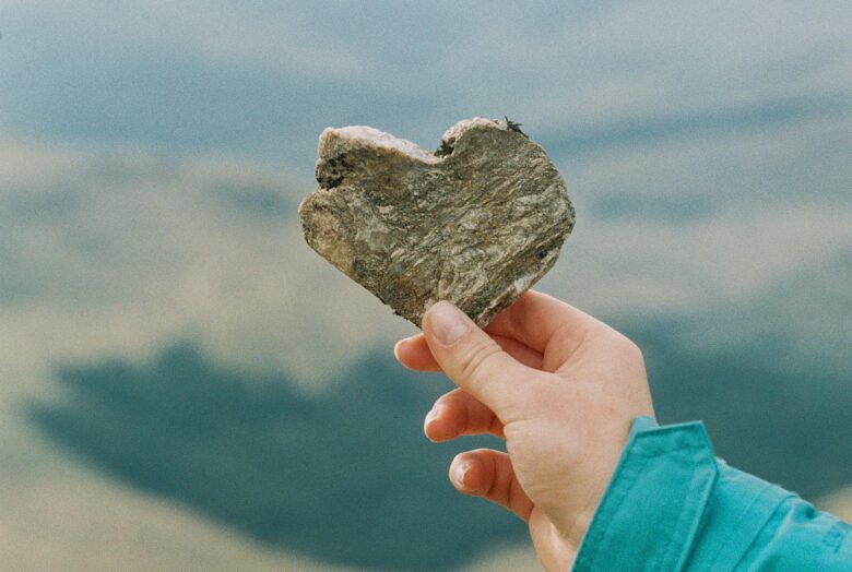 rankoje laikomas sirdies formos akmuo